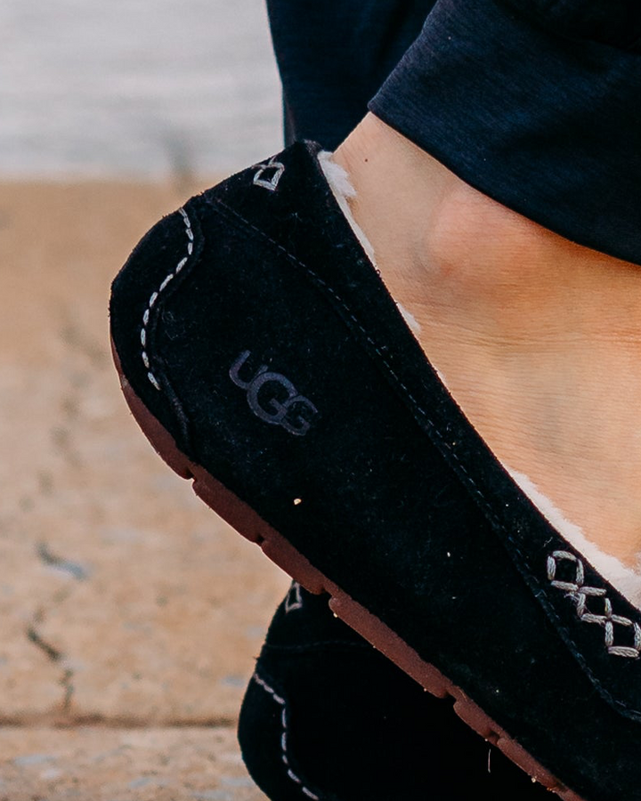 UGG: Ansley Slipper in Black (1106878)