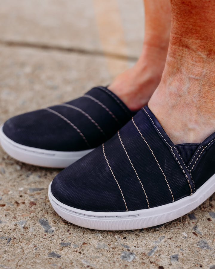 Clarks: Nalle Violet Navy Leather - The Vogue Boutique