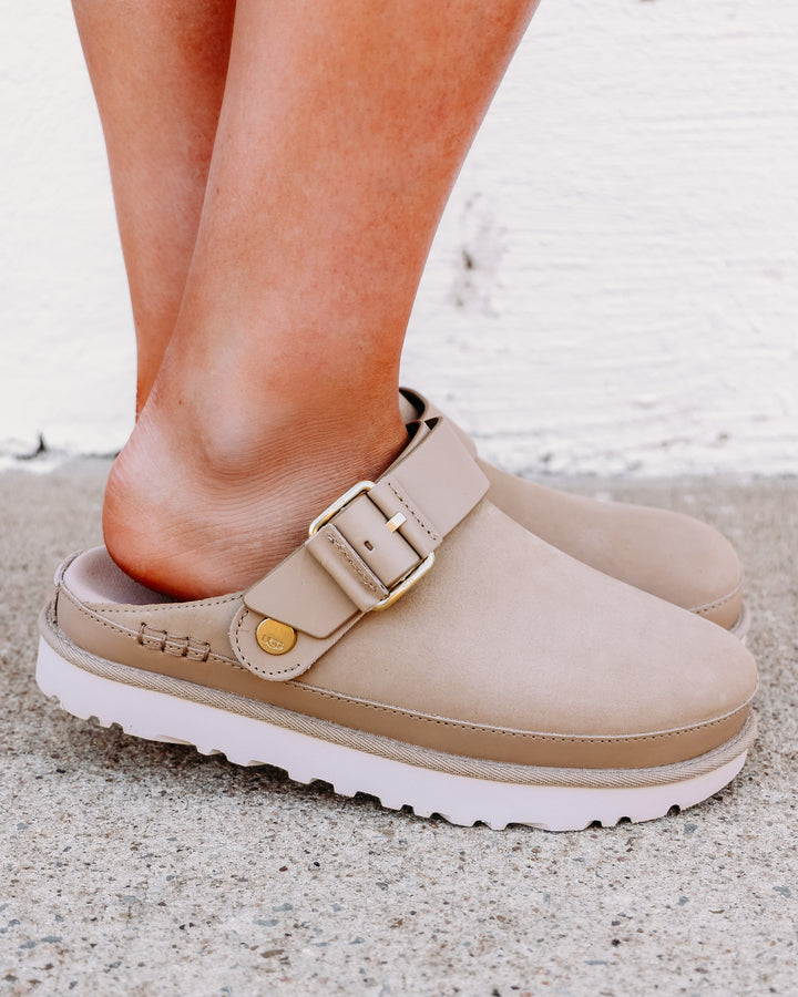 UGG: W Goldenstar Villa Clog in Mustard Seed (1169590)