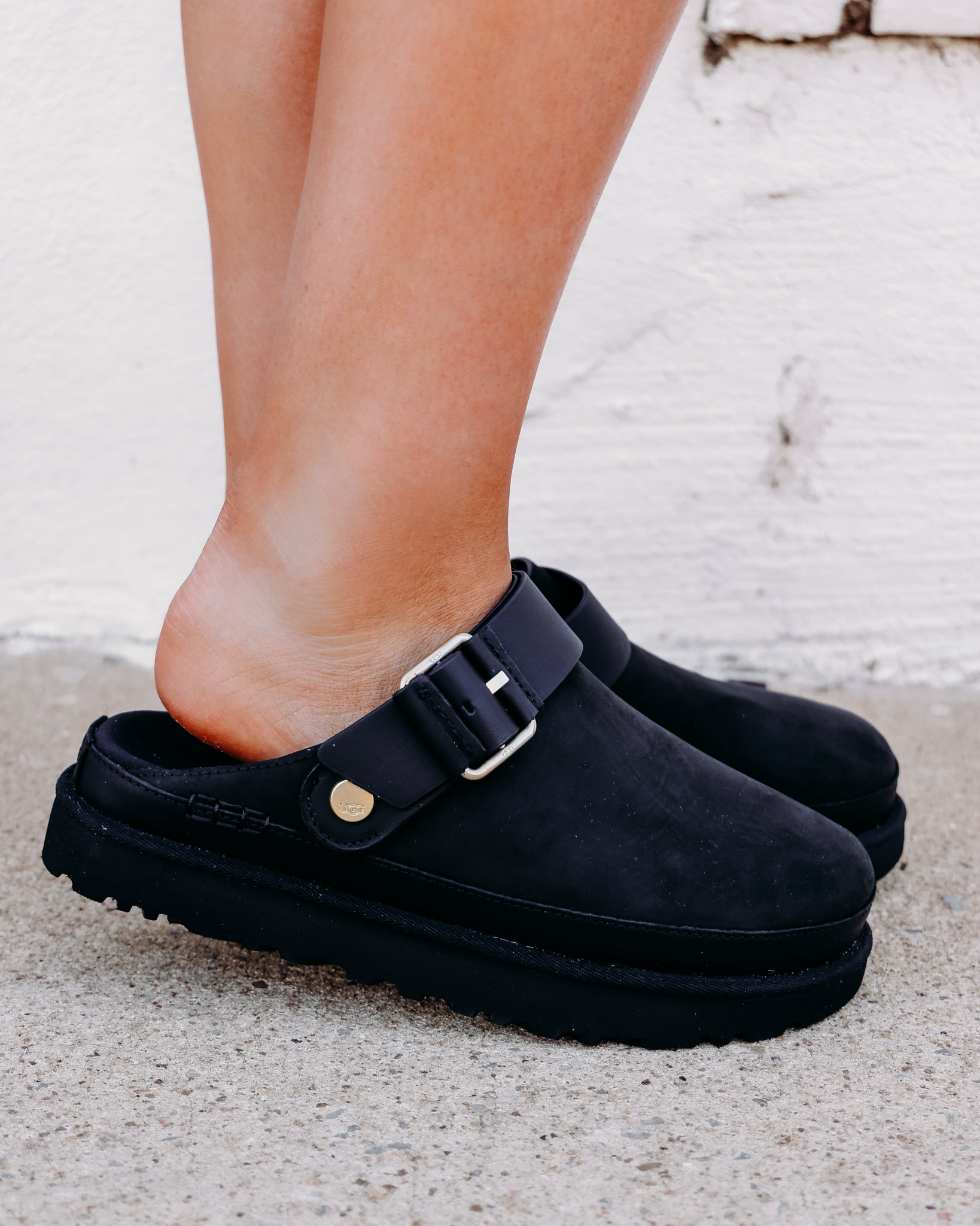 UGG W Goldenstar Villa Clog in Black - Versatile & Comfortable