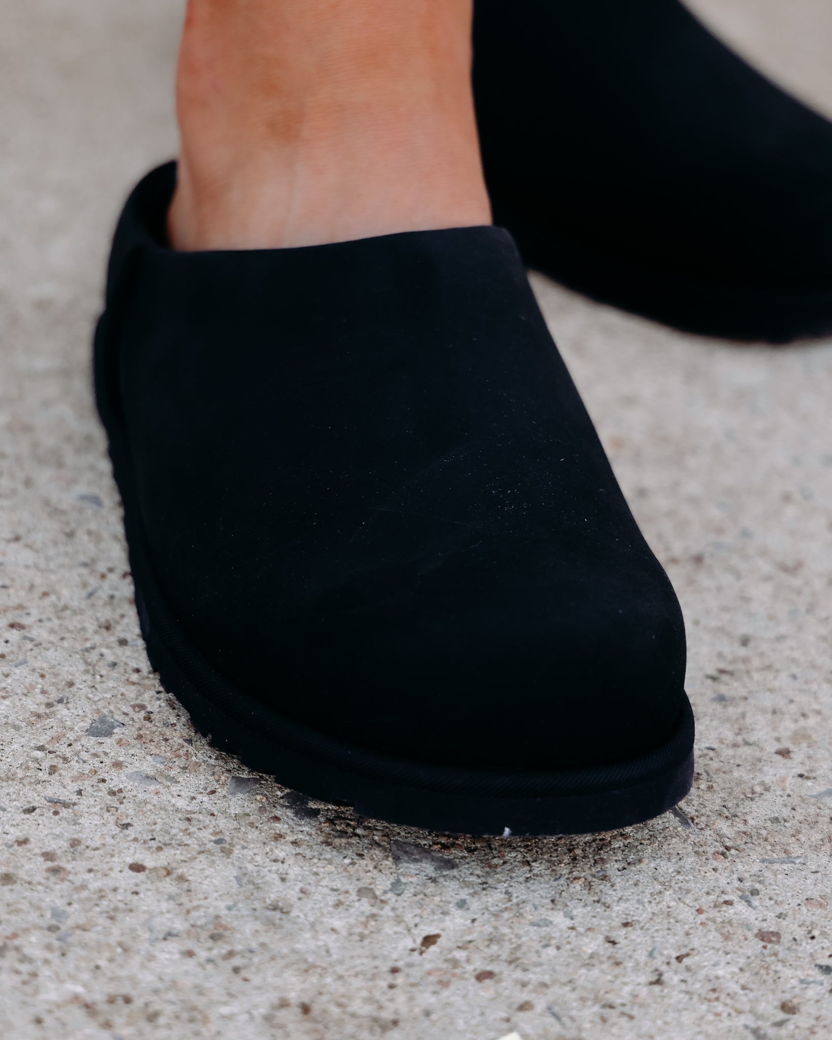 Women's Otzo Clog in Black - Versatile, Comfortable, and Durable
