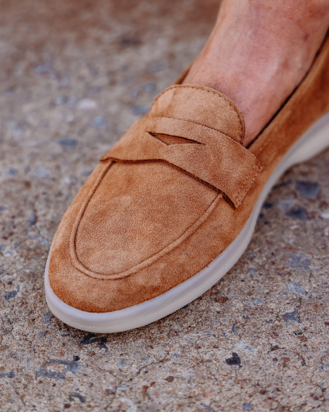 Vaneli: Undine Cuio Suede Flat