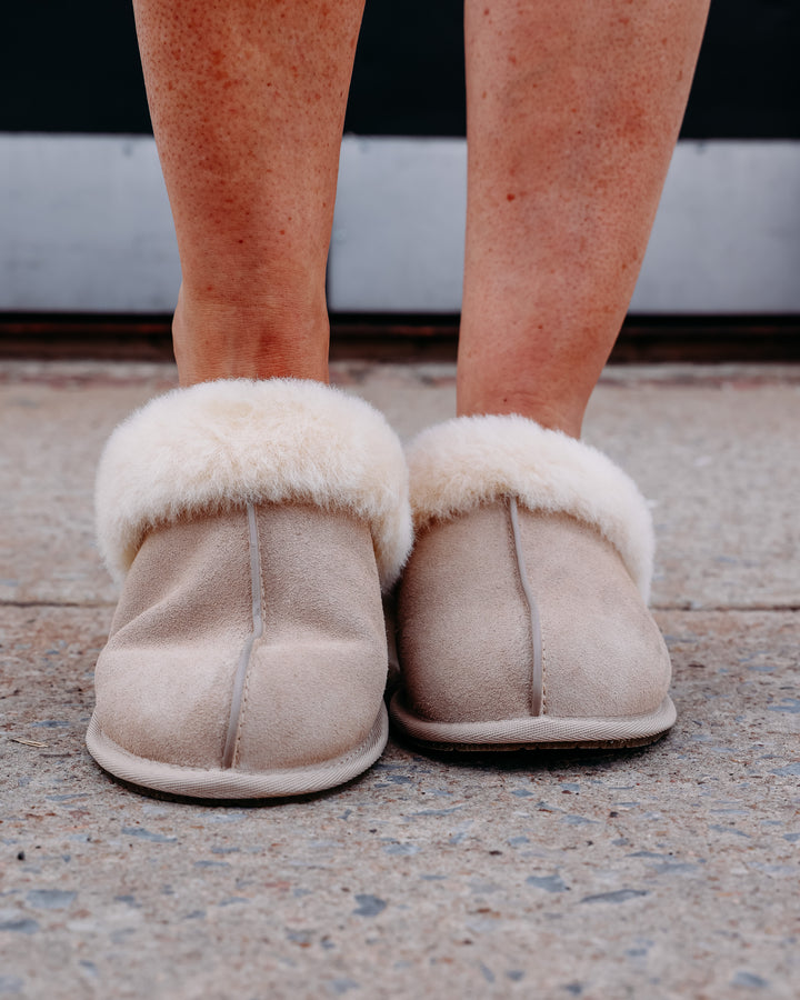 UGG: W Scuffette II in Sand