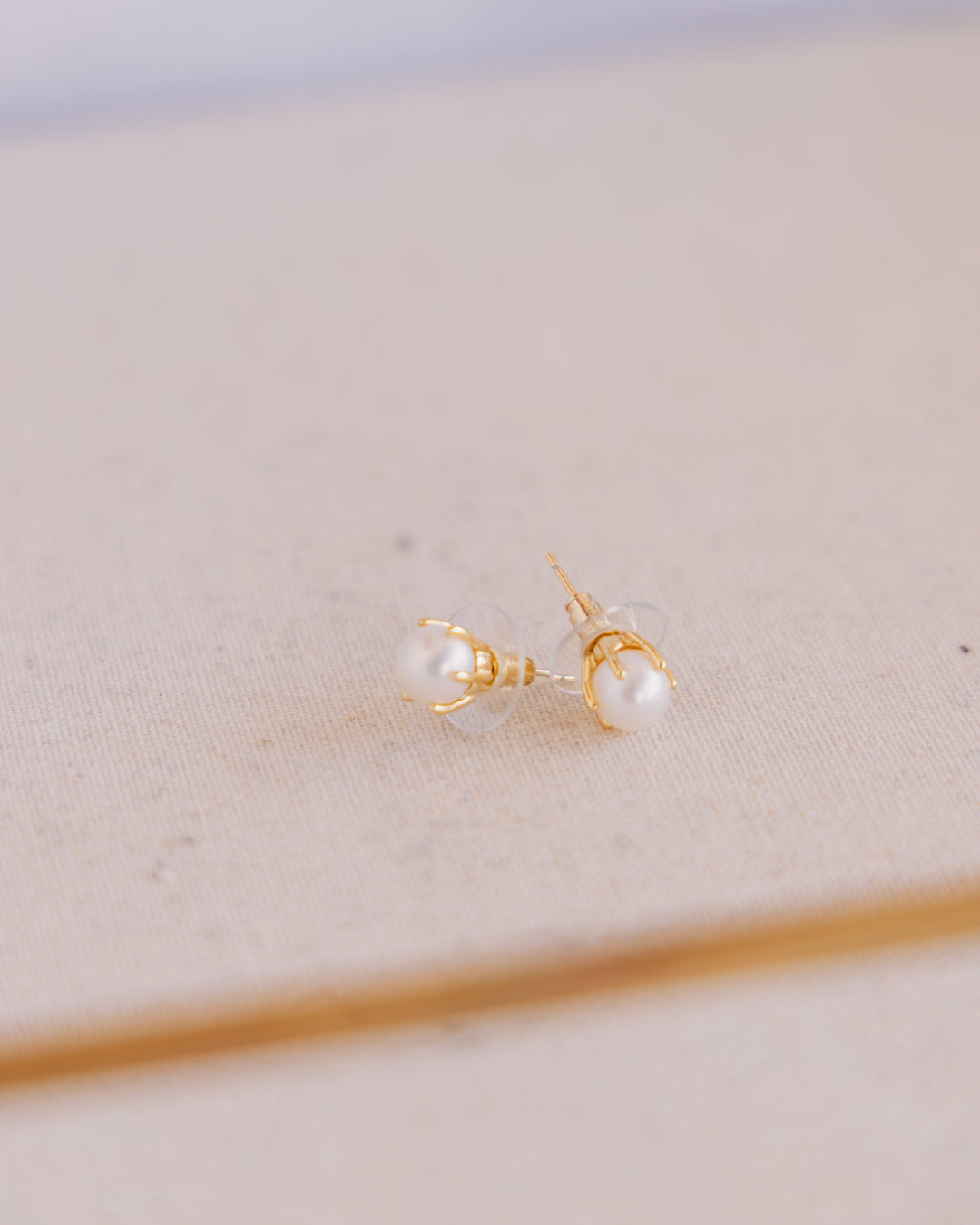 Kendra Scott: Ashton Gold Pearl Stud Earrings