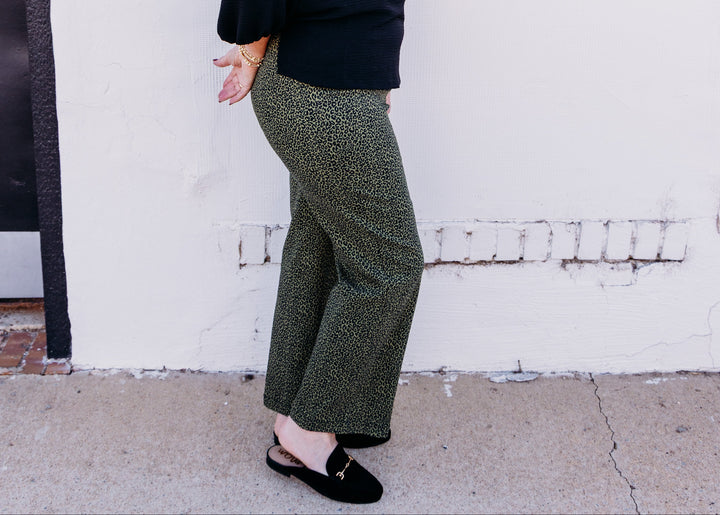 Multiples: Side Elastic Waist Faux Welt Pocket Wide Leg Woven Ankle Pant in Black Print (M36716PM)