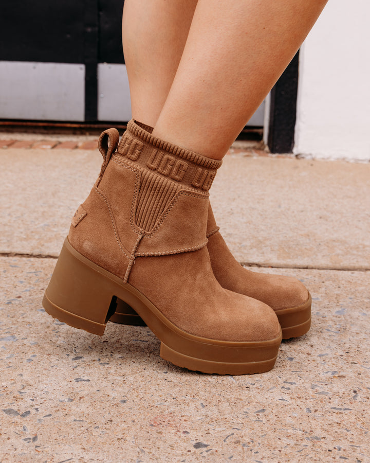 Ugg: Moxy Chelsea Boots in Chestnut (1173724)