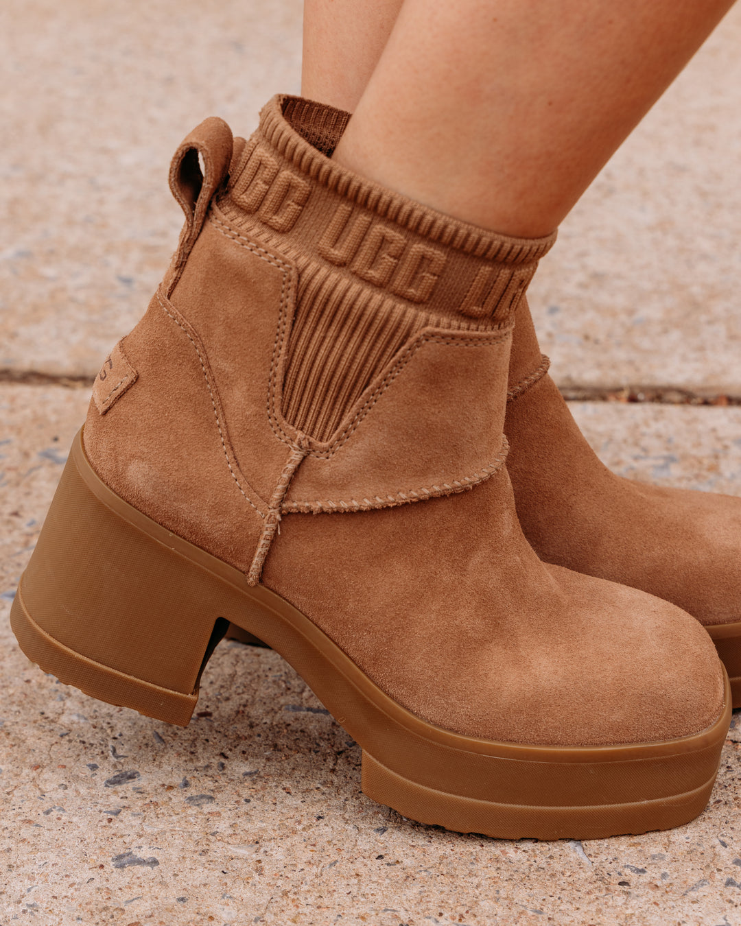 Ugg: Moxy Chelsea Boots in Chestnut (1173724)