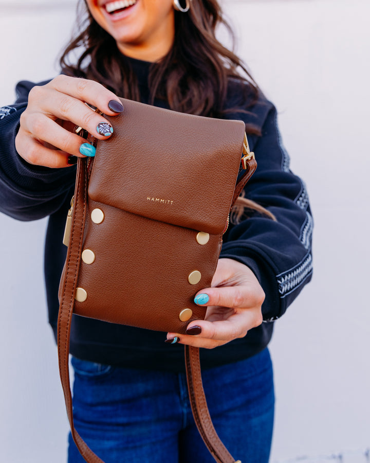 Hammitt: VIP Mobile – Mahogany pebble/Brushed Gold red zip