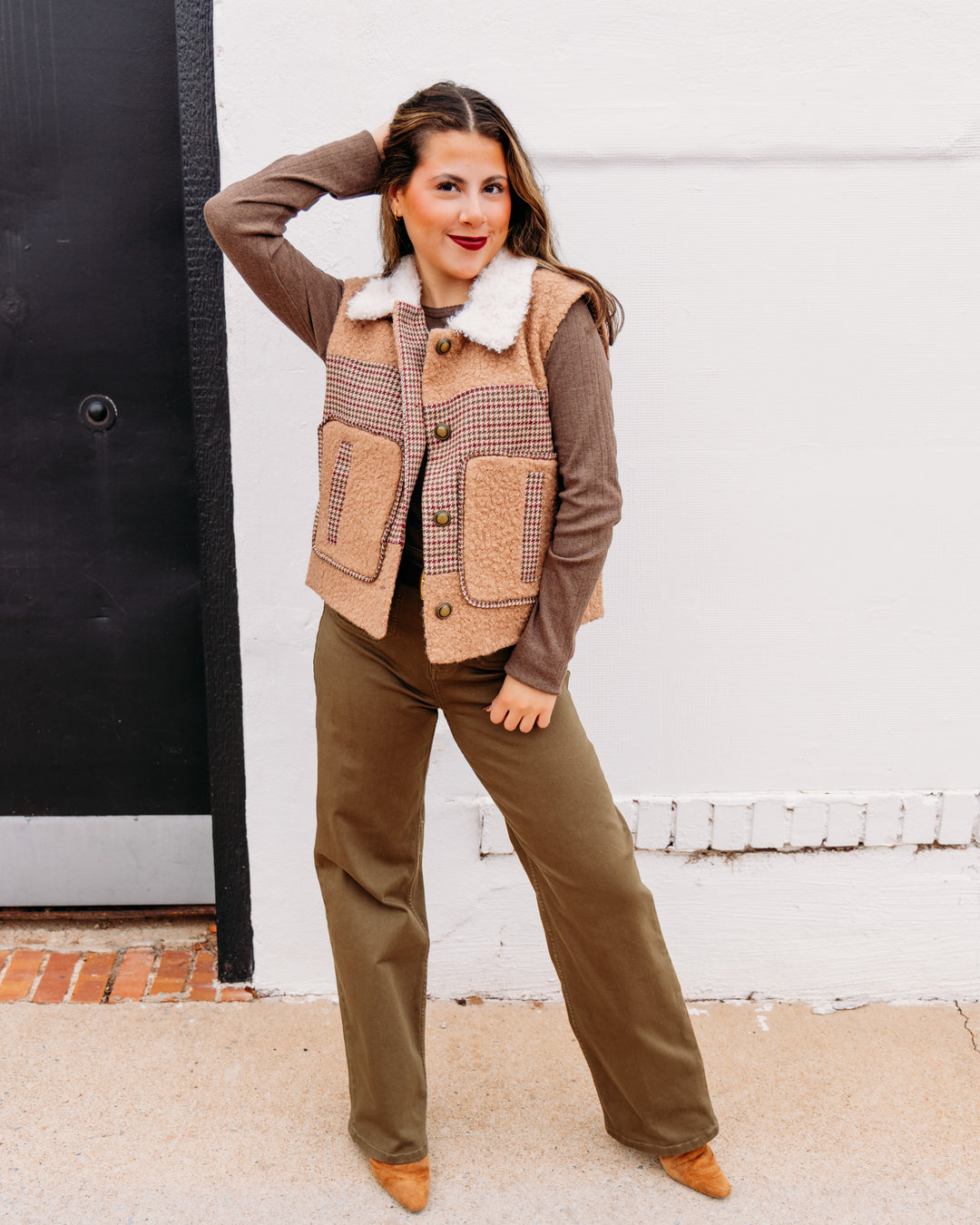 Tru Luxe: Fur Collar Button Up Vest in Tan (T46232VM)