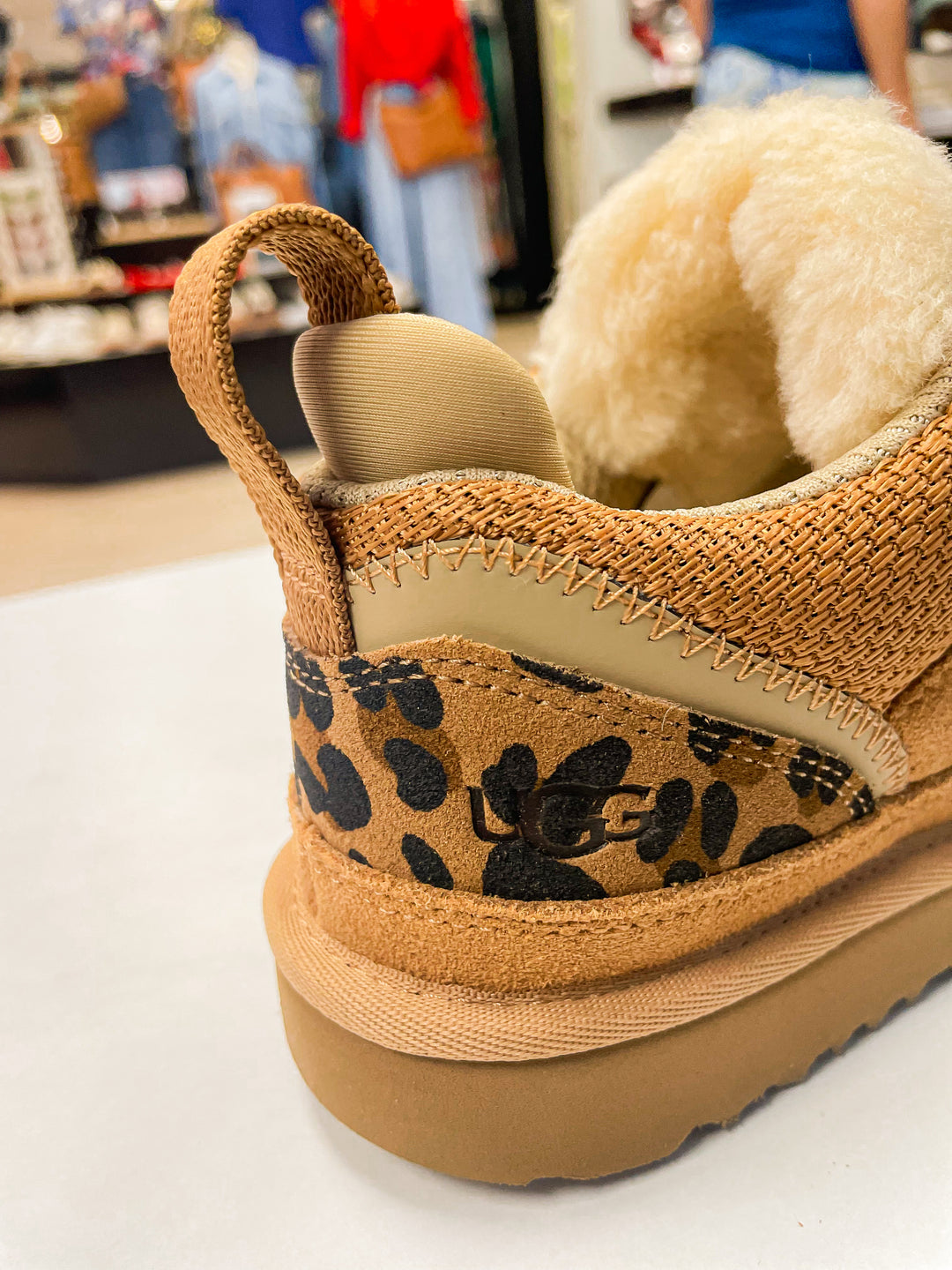 UGG: Lowmel Spotted in Tan