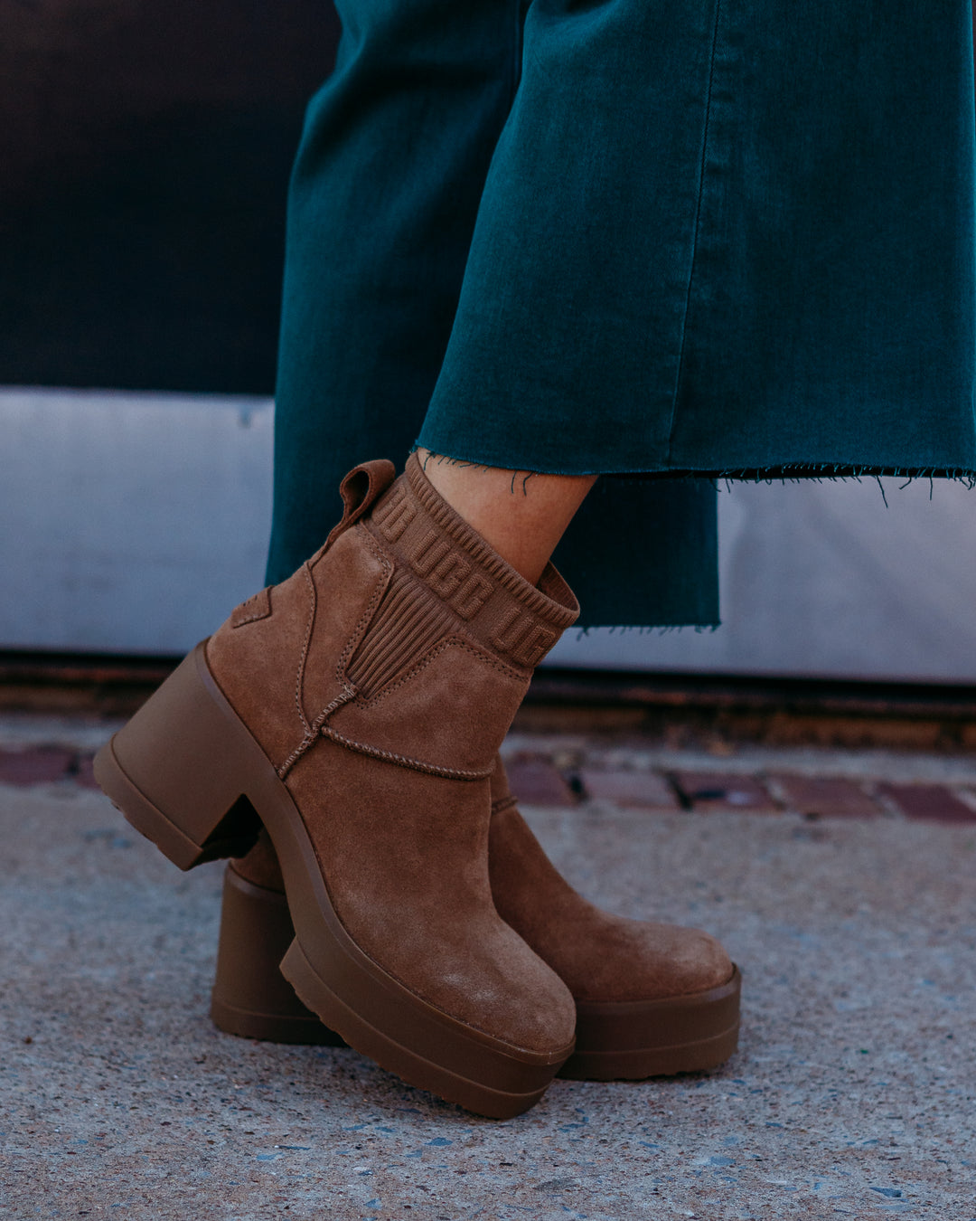 Ugg: Moxy Chelsea Boots in Chestnut - The Vogue Boutique