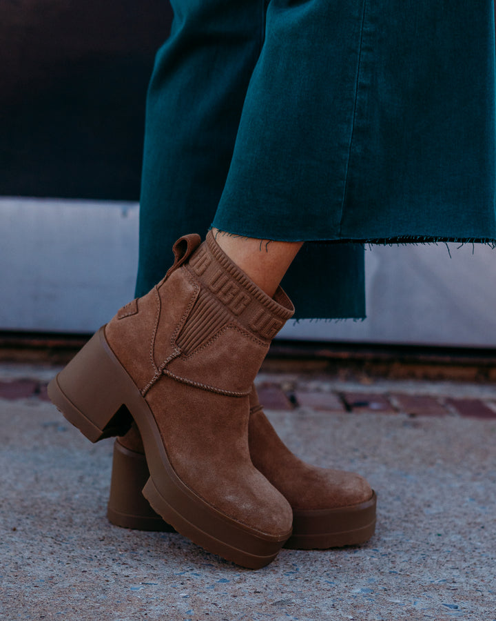 Ugg: Moxy Chelsea Boots in Chestnut - The Vogue Boutique