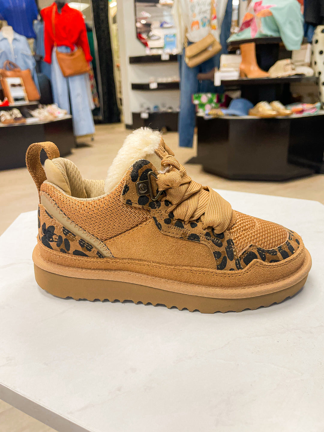 UGG: Lowmel Spotted in Tan