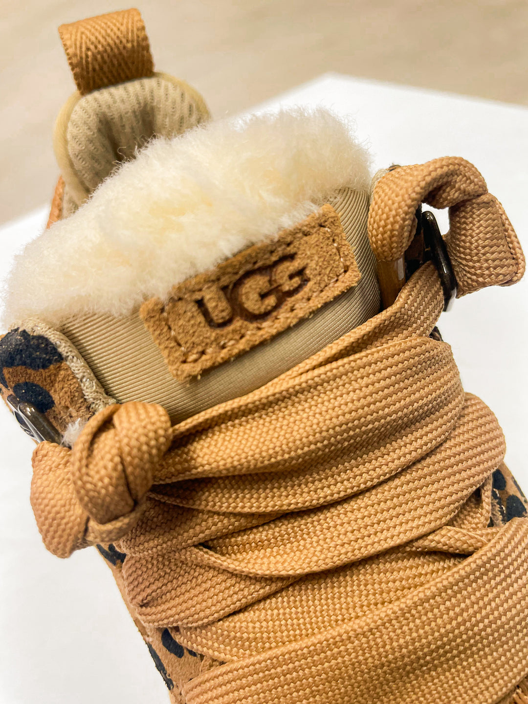 UGG: Lowmel Spotted in Tan