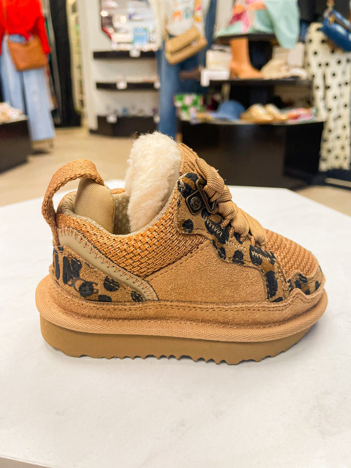 UGG: Lowmel Spotted in Tan