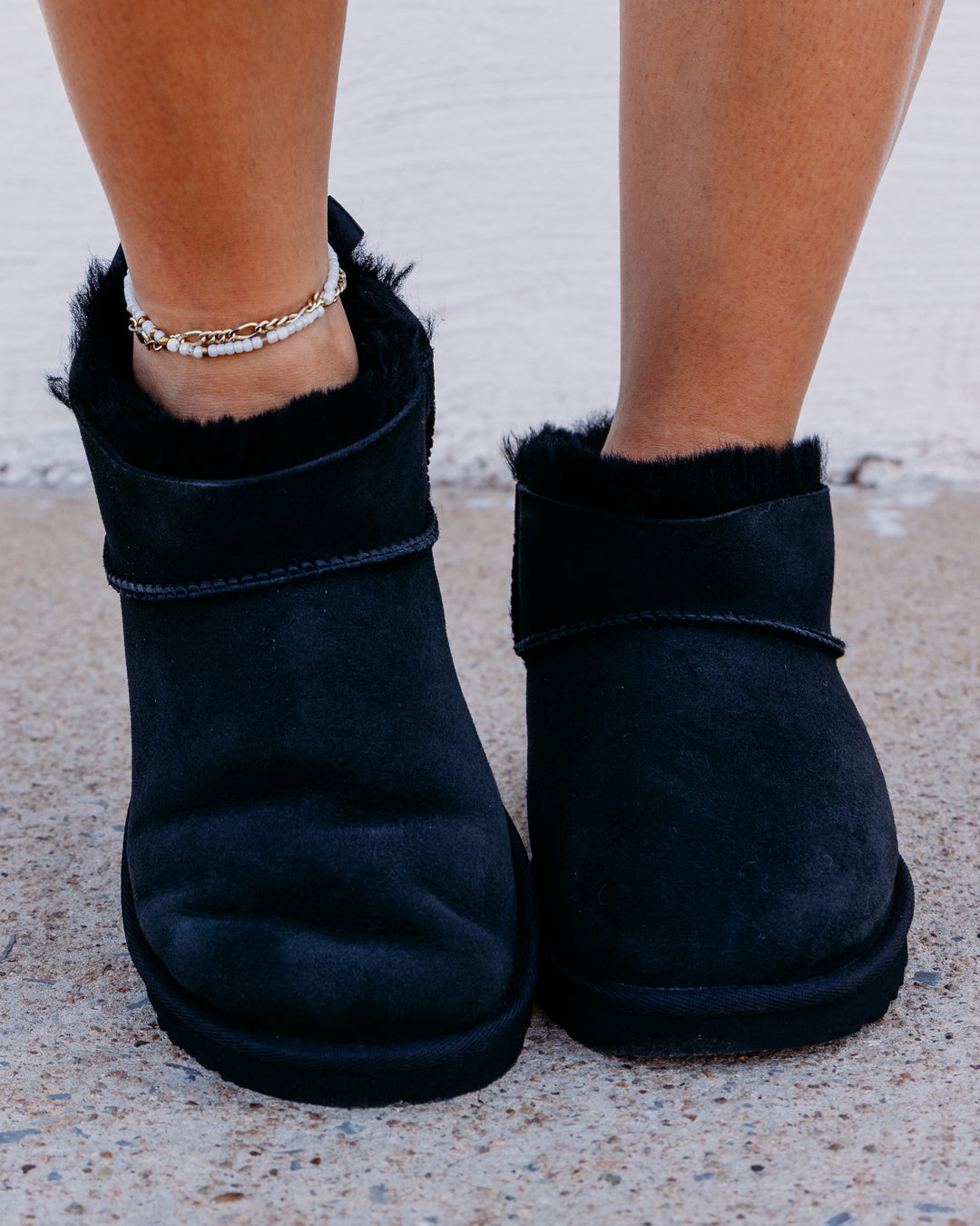 UGG: Ultra Mini Bailey Bow Boot in Black (1185491)