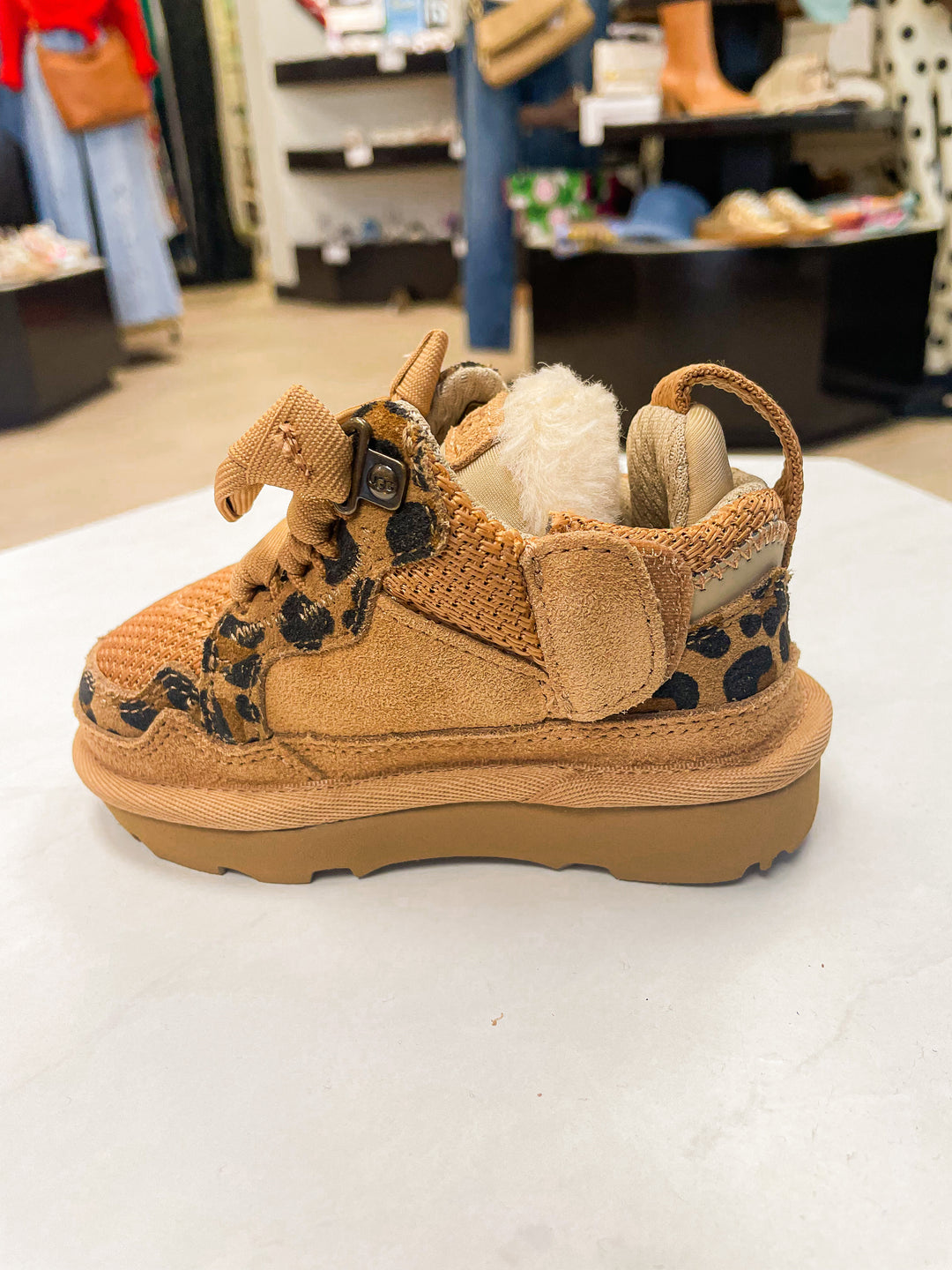 UGG: Lowmel Spotted in Tan