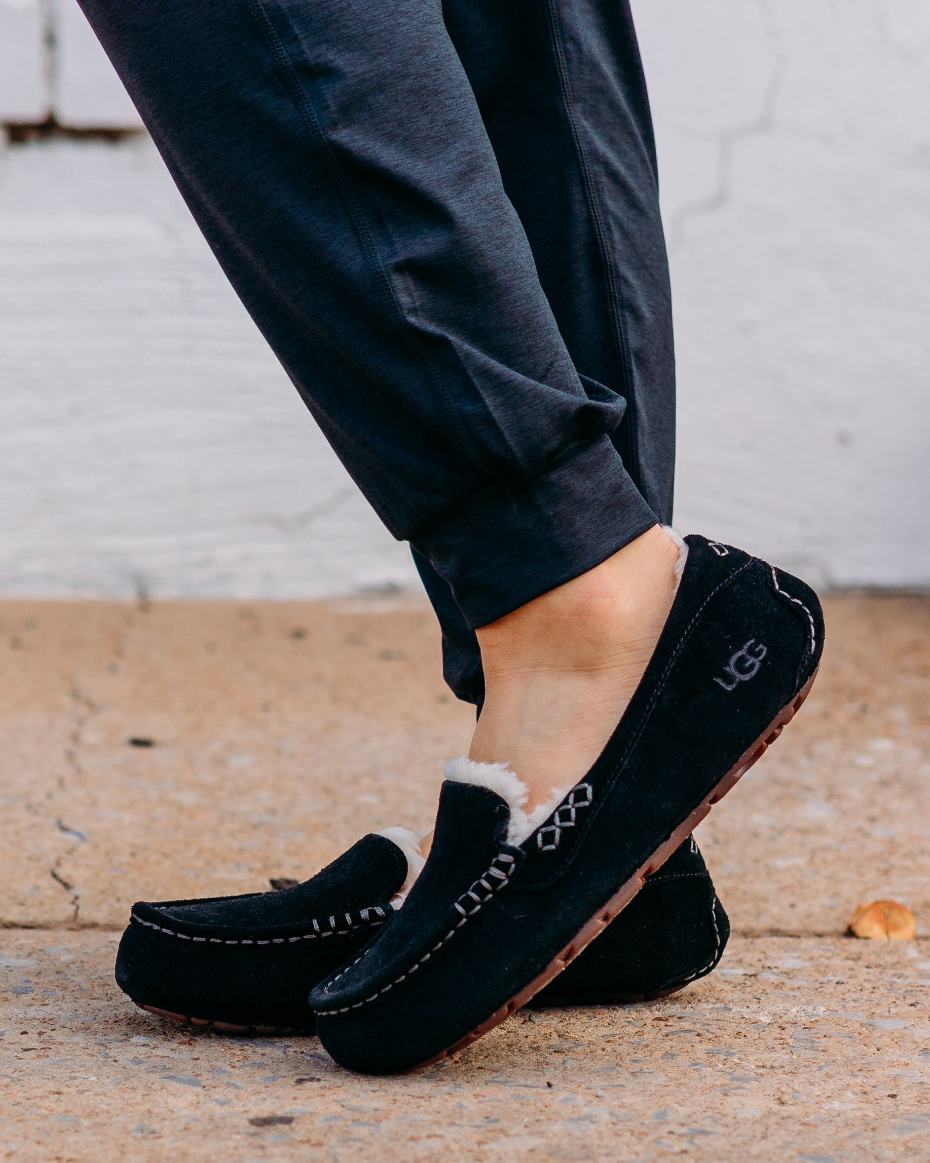 UGG ANSLEY モカシン ブラック 25㎝ UGG Ansley Black Suede Slippers | Indoor & Outdoor Use – The Vogue