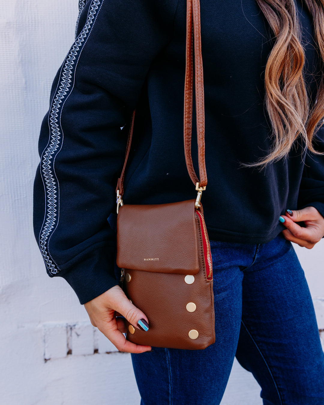 Hammitt: VIP Mobile – Mahogany pebble/Brushed Gold red zip