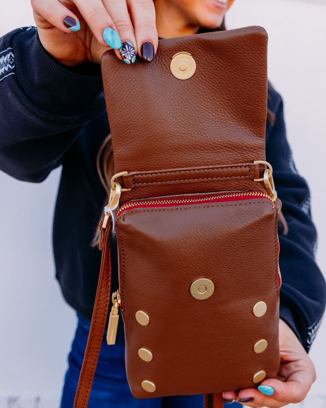 Hammitt: VIP Mobile – Mahogany pebble/Brushed Gold red zip