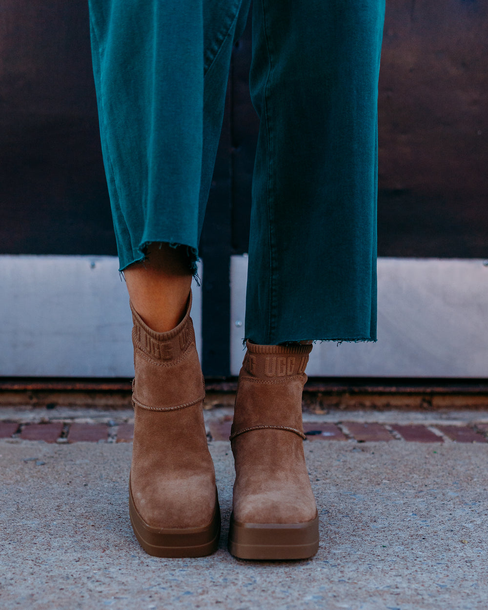 Ugg: Moxy Chelsea Boots in Chestnut - The Vogue Boutique