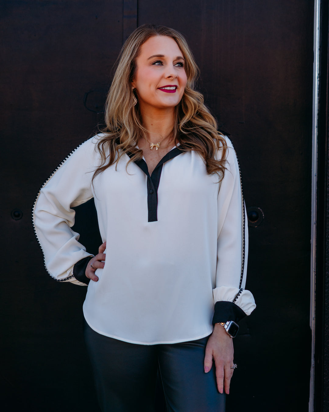 Karen Kane: Colorbock Edge Stitch Top in Cream/Black (4L35102) - The Vogue Boutique