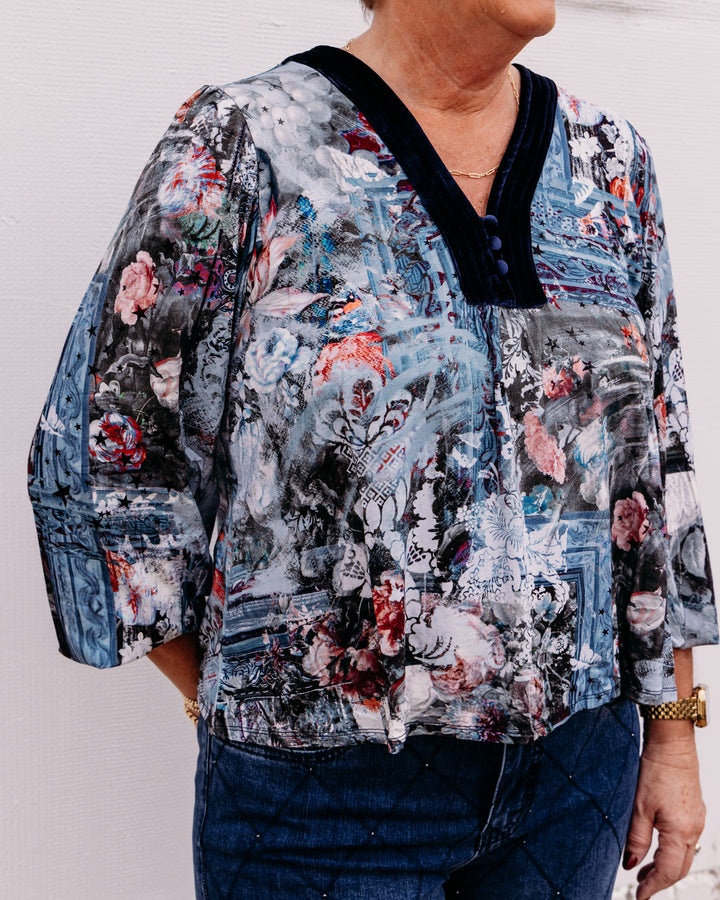 French Dressing Jeans: Long Sleeve V-Neck Top in Indigo G (3875153)