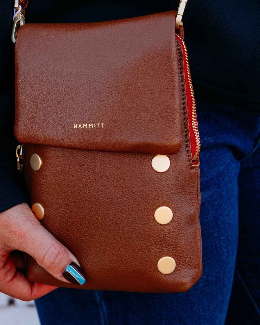 Hammitt: VIP Mobile – Mahogany pebble/Brushed Gold red zip