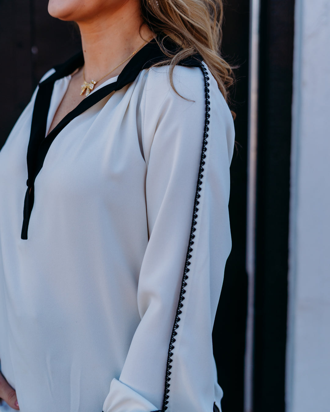 Karen Kane: Colorbock Edge Stitch Top in Cream/Black (4L35102) - The Vogue Boutique