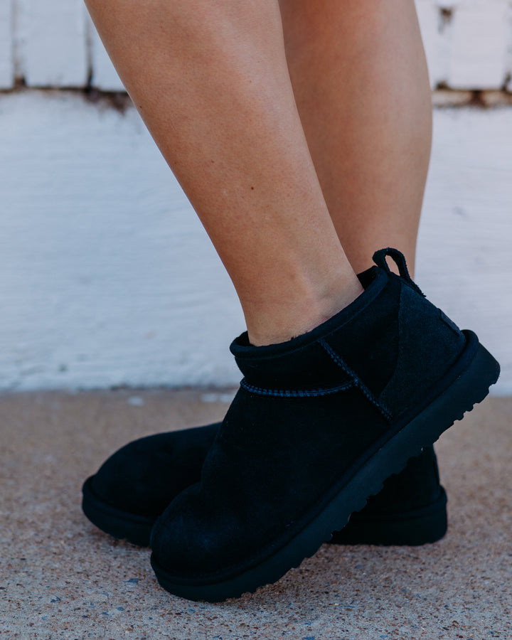UGG: Classic Ultra Mini in Black (1116109)