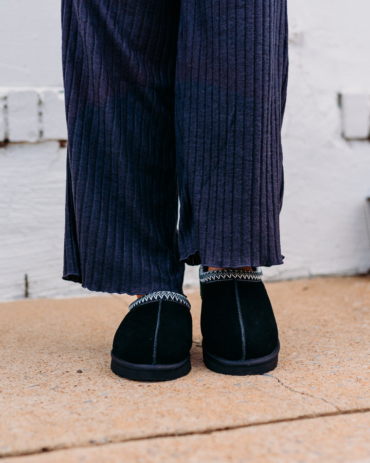 UGG: W Tasman II in Black - The Vogue Boutique