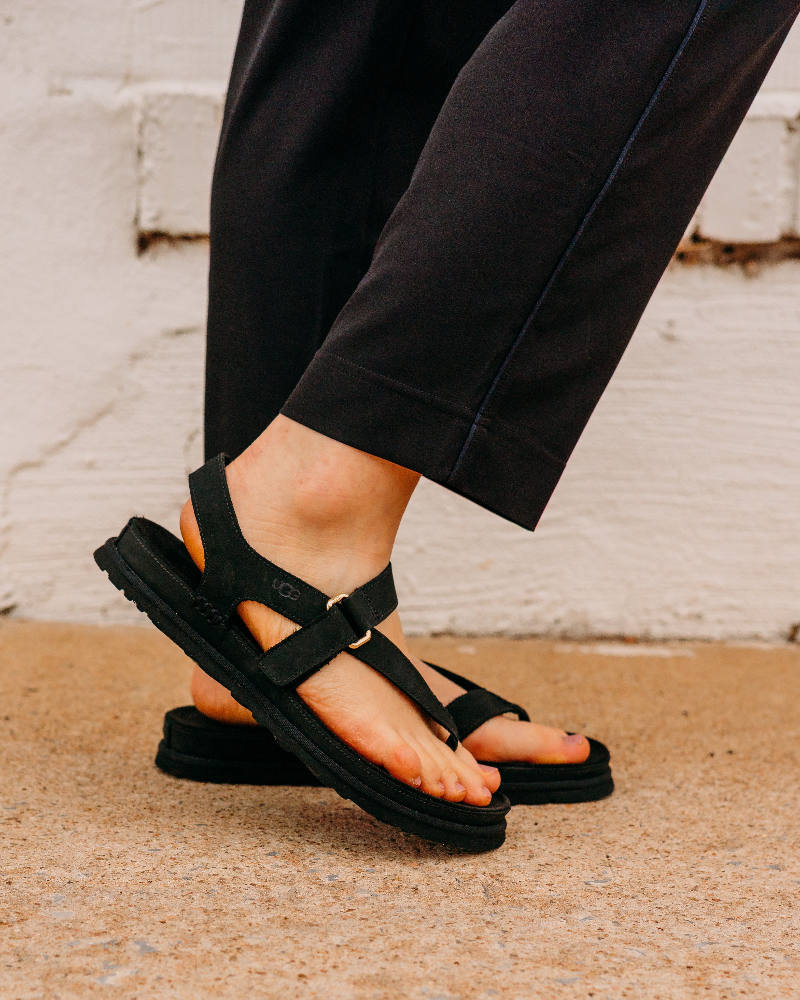 Women's Goldengaze Toe Post in Black: Comfy, Lightweight & Durable