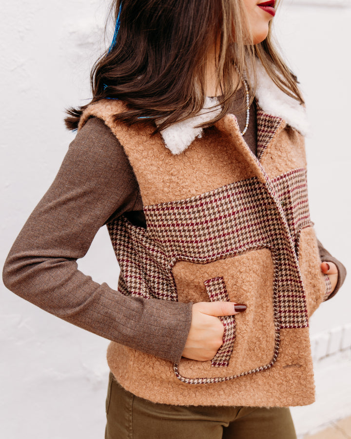Tru Luxe: Fur Collar Button Up Vest in Tan (T46232VM)