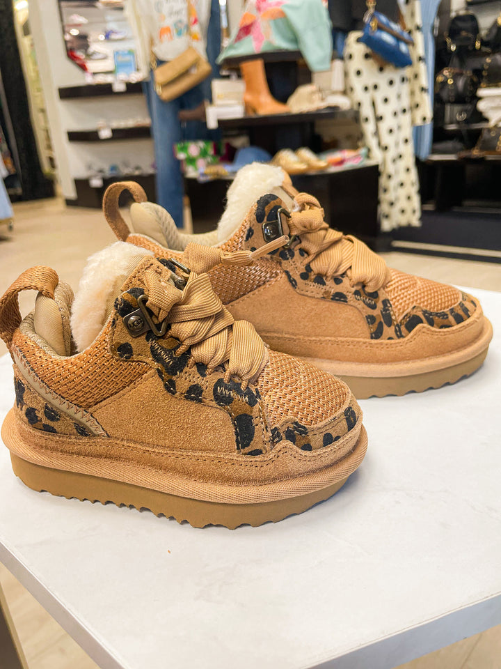 UGG: Lowmel Spotted in Tan