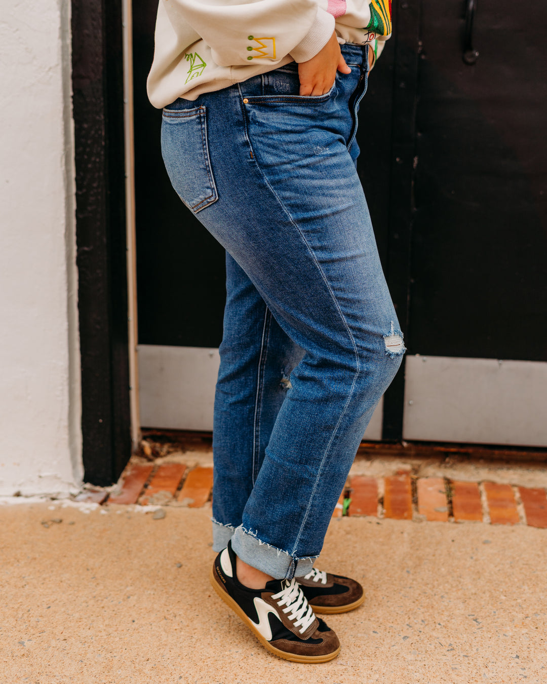 Kut: Racheal High Rise Mom Jean in Extravagant - The Vogue Boutique