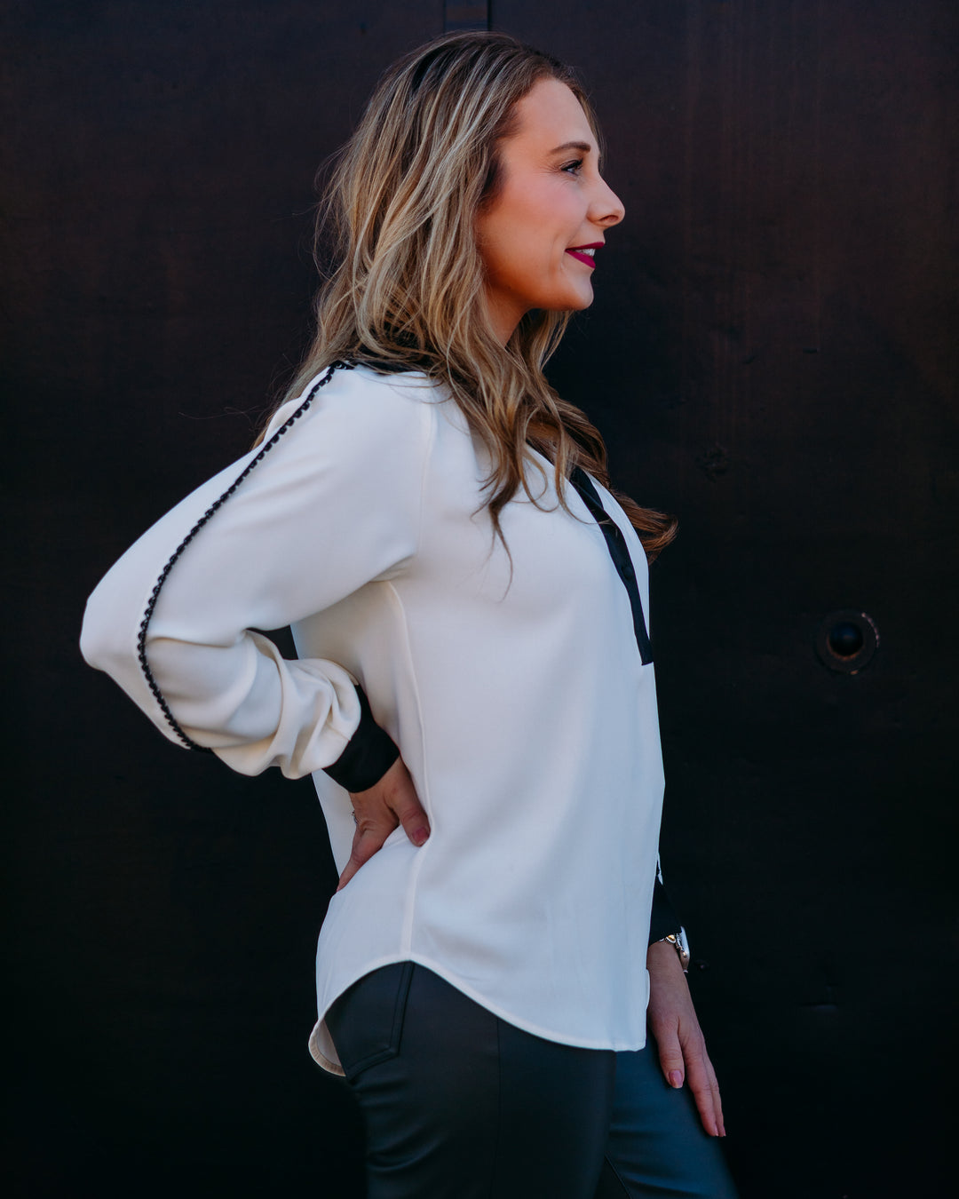 Karen Kane: Colorbock Edge Stitch Top in Cream/Black (4L35102) - The Vogue Boutique