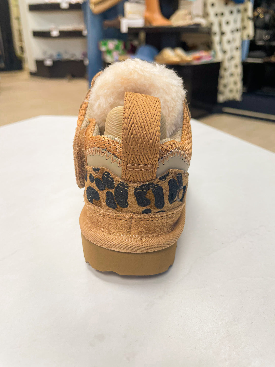 UGG: Lowmel Spotted in Tan