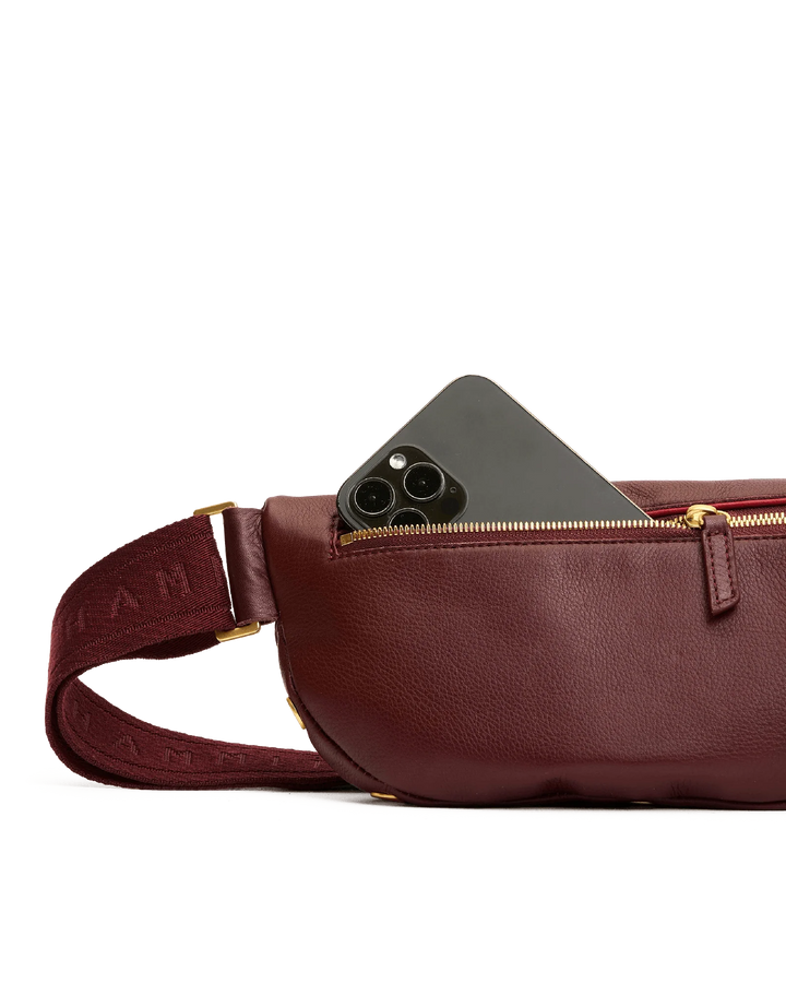 Hammitt: Charles Crossbody Med in Cherrywood Pebble