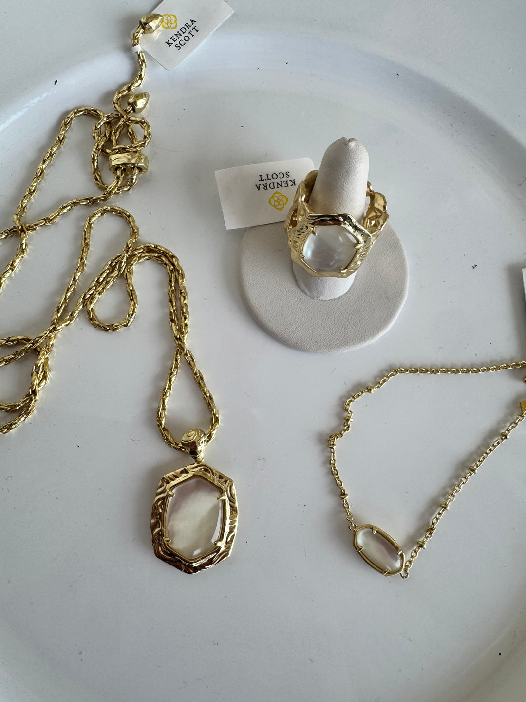 Kendra Scott: Tiger Striped Daphine Small Long Pendant Necklace in Gold Natural Mother Of Pearl (9608805502)