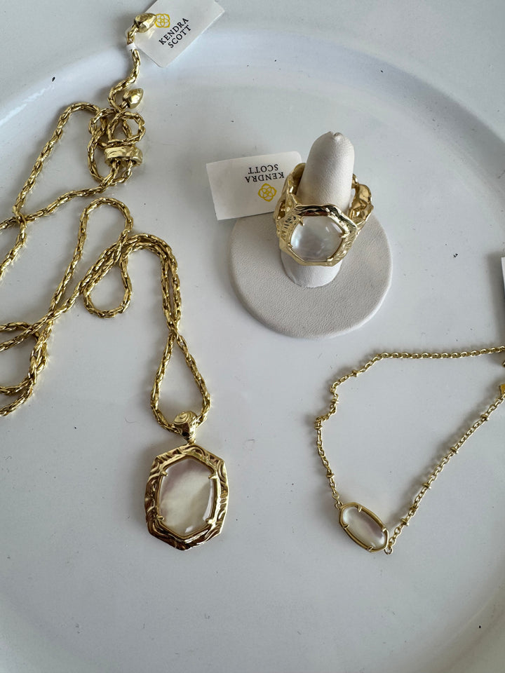 Kendra Scott: Tiger Striped Daphine Small Long Pendant Necklace in Gold Natural Mother Of Pearl (9608805502)