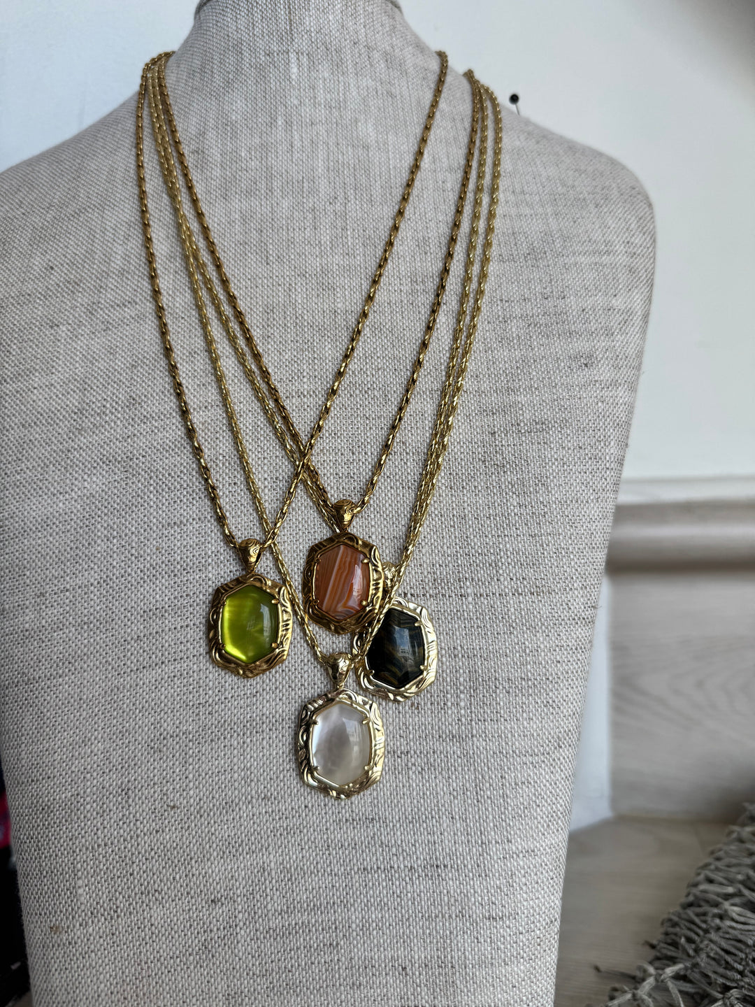 Kendra Scott: Tiger Striped Daphine Small Long Pendant Necklace in Gold Natural Mother Of Pearl (9608805502)