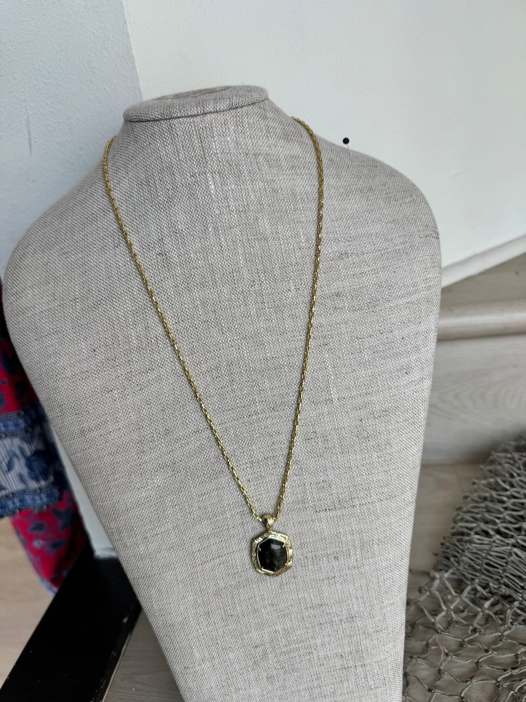 Kendra Scott: Tiger Striped Daphne Small Long Pendant Necklace in Gold Dark Brown Hawk's Eye (9608806370)