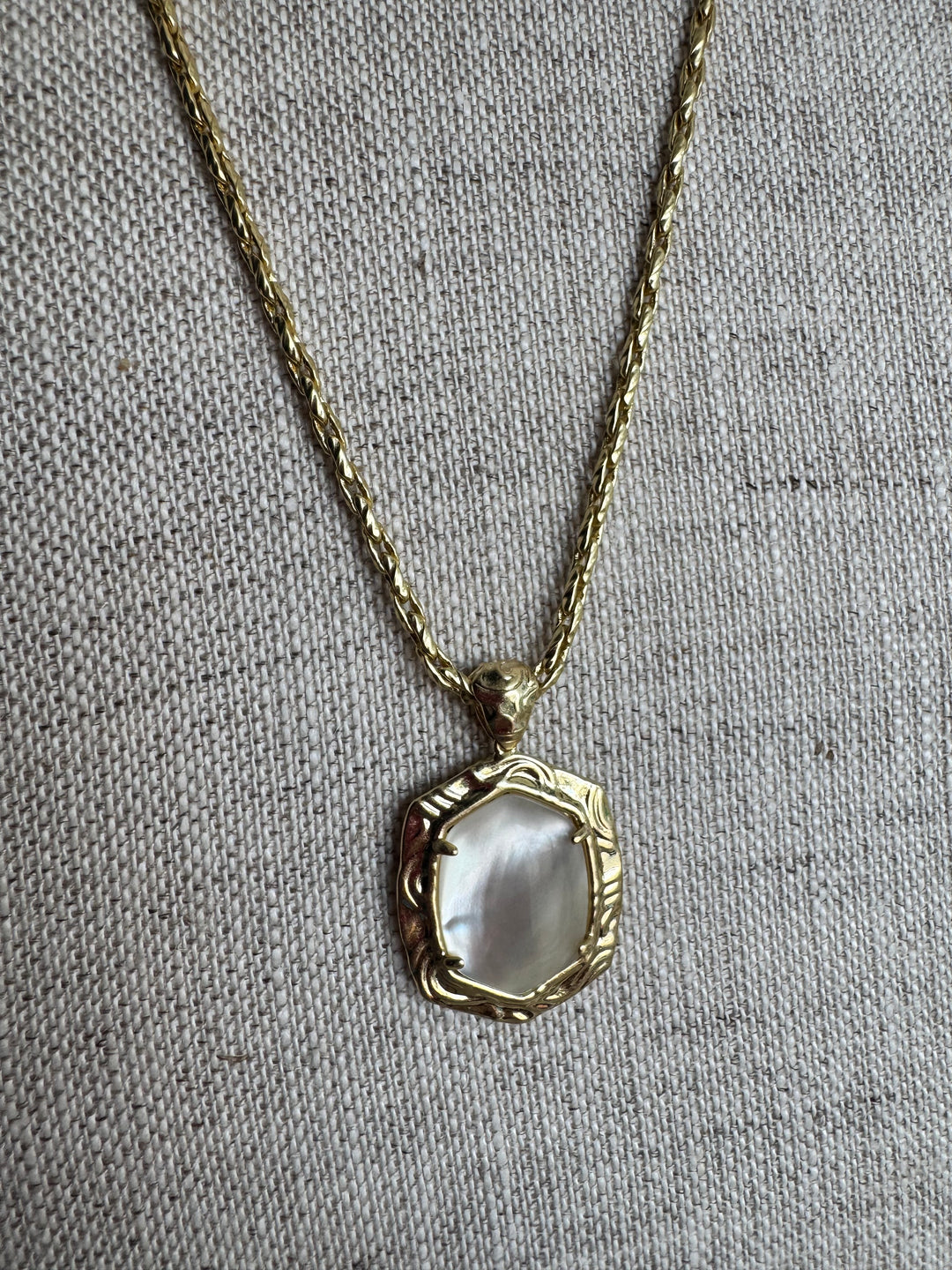 Kendra Scott: Tiger Striped Daphine Small Long Pendant Necklace in Gold Natural Mother Of Pearl (9608805502)