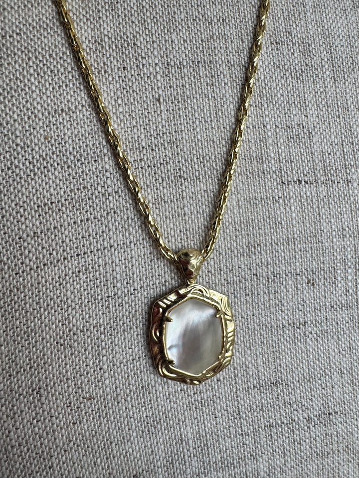Kendra Scott: Tiger Striped Daphine Small Long Pendant Necklace in Gold Natural Mother Of Pearl (9608805502)