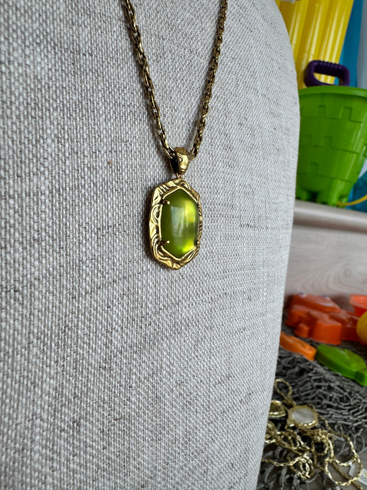 Kendra Scott: Tiger Striped Daphne Small Long Pendant Necklace In Vintage Gold Charteruse Green Mother Of Pearl (9608805504)