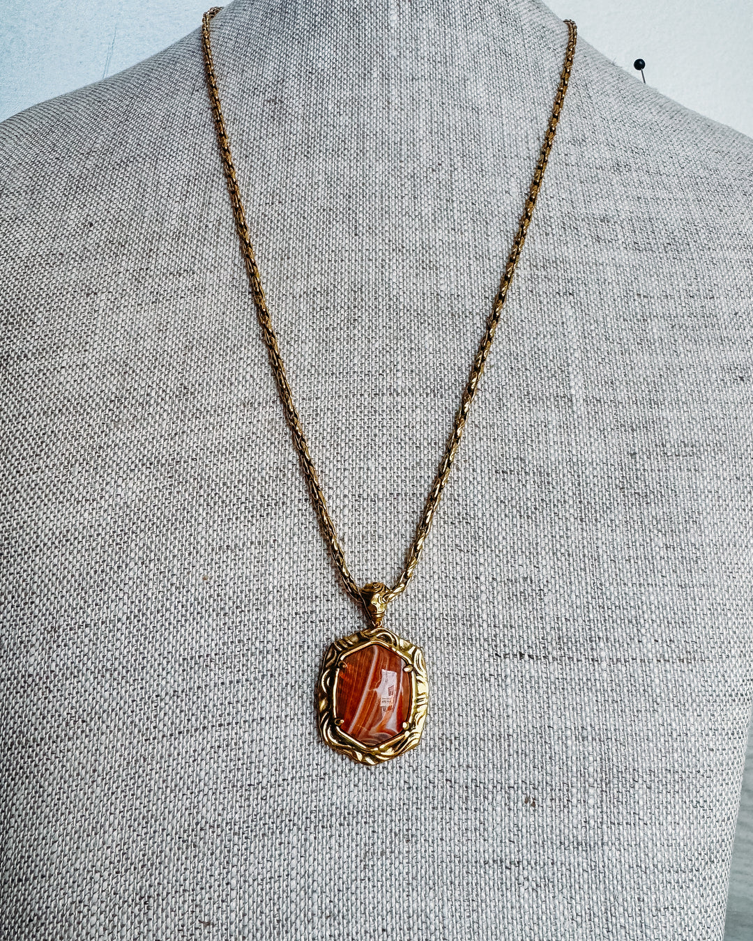 Kendra Scott: Tiger Stripped Daphne Small Long Pendant Necklace in Vintage Gold Orange Banded Agate (9608805505)
