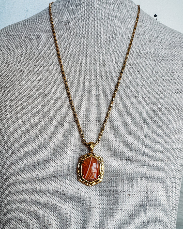 Kendra Scott: Tiger Stripped Daphne Small Long Pendant Necklace in Vintage Gold Orange Banded Agate (9608805505)