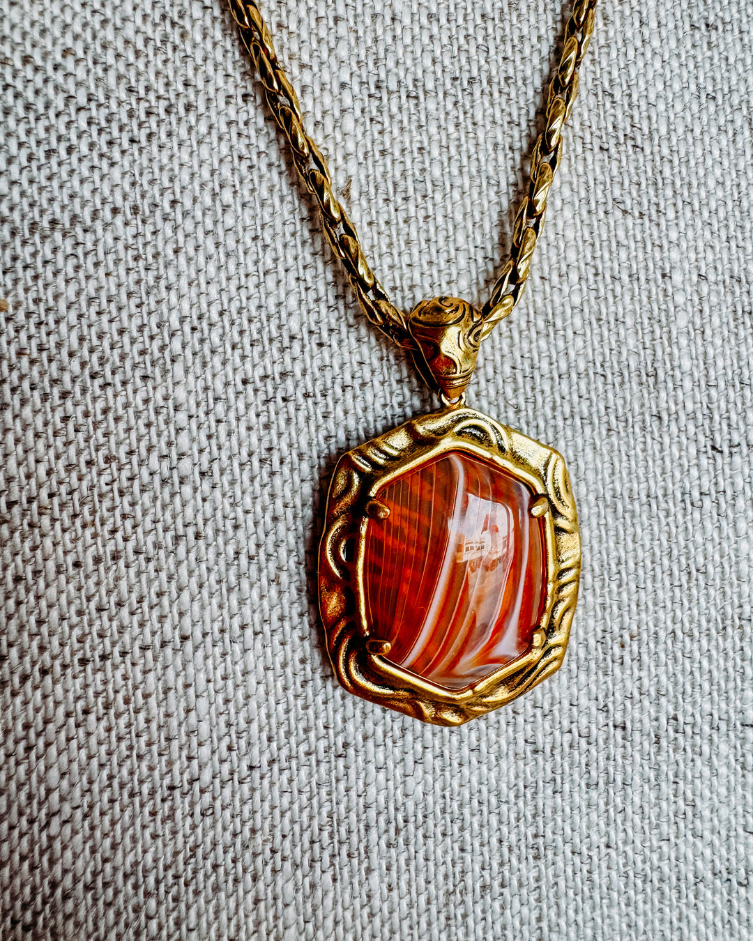 Kendra Scott: Tiger Stripped Daphne Small Long Pendant Necklace in Vintage Gold Orange Banded Agate (9608805505)