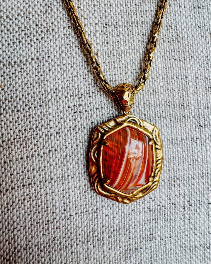Kendra Scott: Tiger Stripped Daphne Small Long Pendant Necklace in Vintage Gold Orange Banded Agate (9608805505)