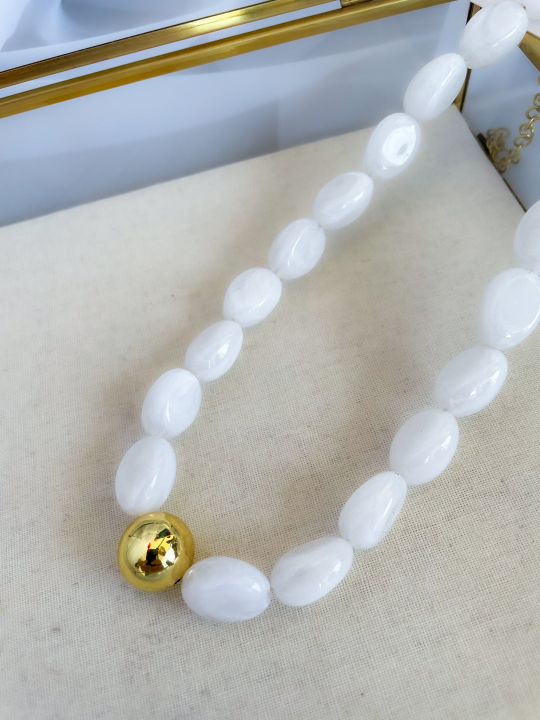 Farrah b: CENTER OF ATTENTION Statement Necklace White (NBD10)